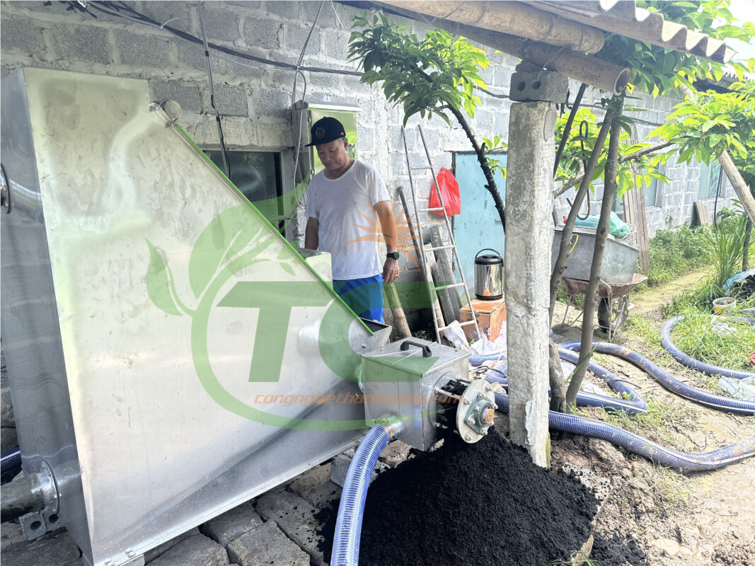 Ông Lương – Hà Nam lắp đặt máy tách phân TC1200S cho trang trại lợn