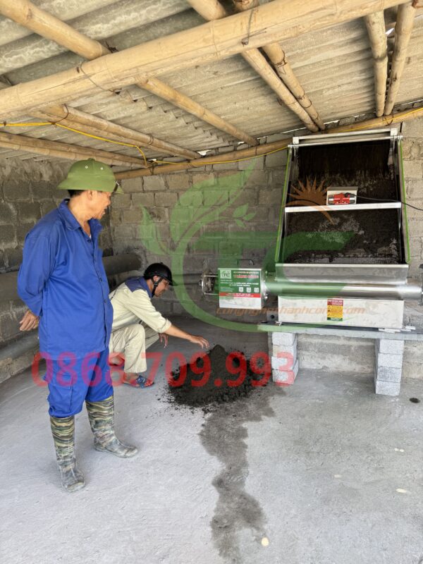 Chú Nghiệp – chủ trang trại 2500 lợn thịt Thái Bình rất hài lòng với máy tách phân TC800s